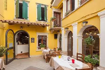 Al Hotel